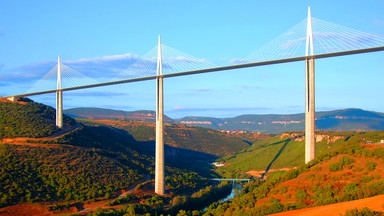 Millau - wiadukt nad rzeką Tarn; najwyższy most na świecie i wielka atrakcja Francji