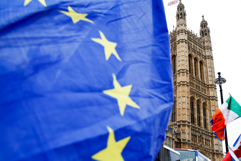 Flaga Unii Europejskiej pod brytyjskim parlamentem, Londyn, Wielka Brytania. 15.01.2019