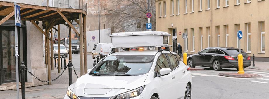Samochód z zaawansowanym systemem kontroli płatności w strefie płatnego parkowania w Warszawie wykonuje pracę nawet 10 typowych pieszych patroli