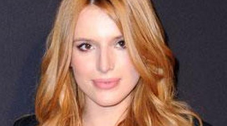 Hoppá! Melltartóban ment Bella Thorne a bemutatóra