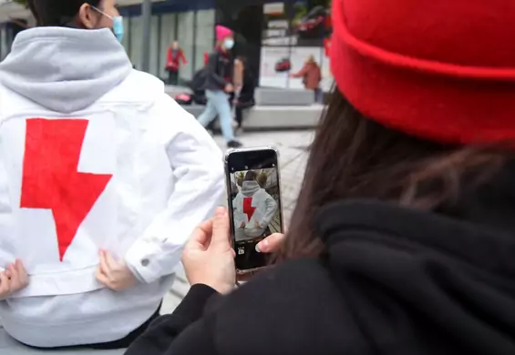 Zapytaliśmy ekspertki, jak relacjonować protesty, żeby nie narazić się na blokadę konta