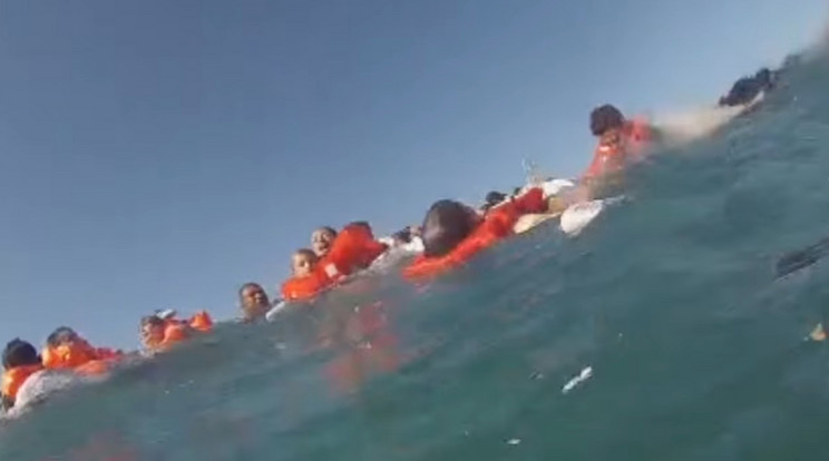 A hajó elsüllyedését a legelejétől vette fel egy amerikai lány kamerájával /Fotó: YouTube