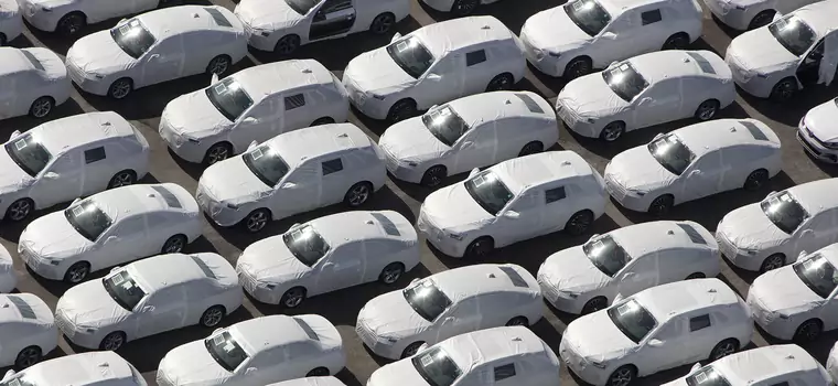 Kilkanaście tysięcy niesprzedanych aut – pójdą na złom czy jednak do klientów?