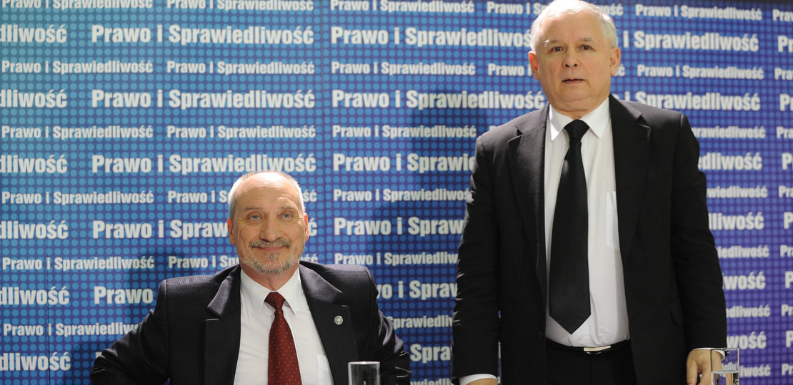  Prezes PiS Jarosław Kaczyński (P) i szef parlamentarnego zespołu ds. katastrofy Tu-154 Antoni Macierewicz (L), fot. PAP/Jacek Turczyk