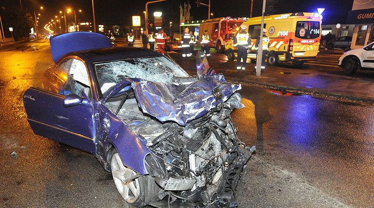 Ennyi maradt a gázoló luxus-Mercedeséből a halálos baleset után /Fotó: MTI - Mihádák Zoltán