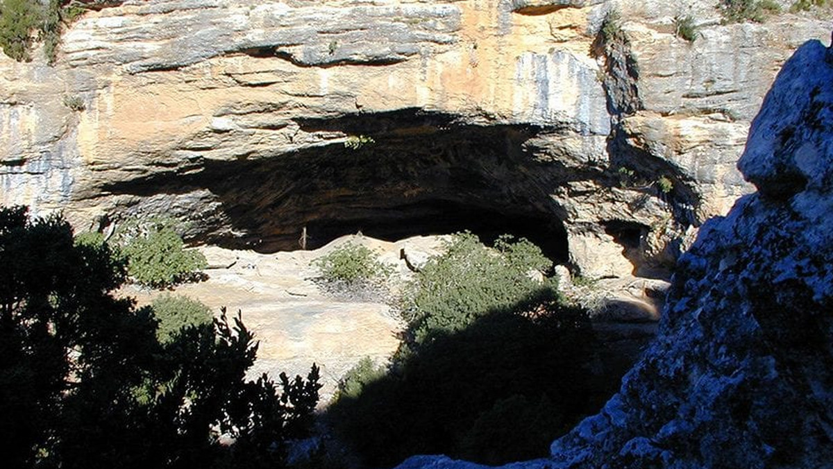Sąd w mieście Huesca skazał hiszpańskiego przedsiębiorcę na pół roku więzienia i grzywnę w wysokości 25,5 mln euro za zniszczenie neolitycznej jaskini Cueva de Chaves. Uważana była ona za jedno z najcenniejszych miejsc archeologicznych w Hiszpanii.