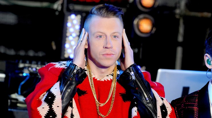 Foghatta a fejét Macklemore /Fotó: Northfoto