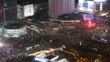 Kolejny dzień protestów w sprawie aborcji. Prezydencki projekt, wielka demonstracja w Warszawie i ataki na uczestników