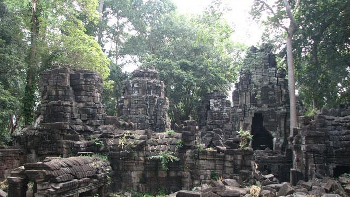 Zbudowana w IX wieku świątynia Phnom Bakheng wznosi się na szczycie najwyższego wzgórza ruin starożytnego miasta Angkor. Tutejsi mnisi musieli jako pierwsi zauważyć zbliżające się syjamskie oddziały, które pozbawiły Angkor dominacji nad Azją Południowo-Wschodnią. Wieki później Phnom Bakheng jest idealnym punktem do obserwacji natarcia innej armii. Turystów.