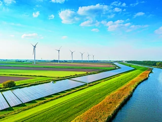 Wg PEP w 2030 r. 50 proc. energii będzie pochodzić z OZE. Polska energetyka do tego czasu ma być wzbogacona o nowe lądowe i morskie farmy wiatrowe.