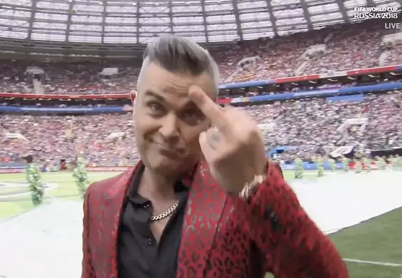 Robbie Williams otwiera mundial w Rosji, pokazując środkowy palec