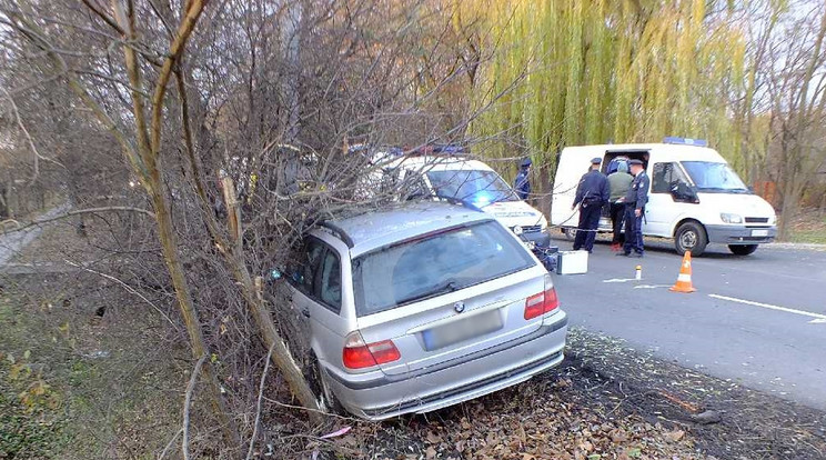 A fiatalok visszatértek az elhagyott autóhoz, de akkor már a rendőrök is ott voltak / Fotó: police.hu