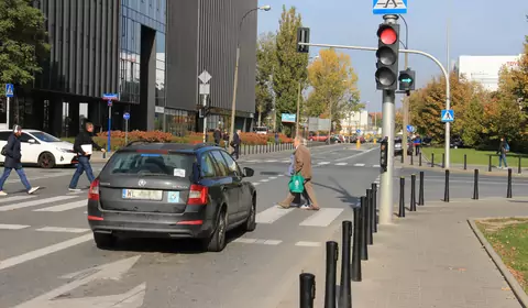 Zielona strzałka — zatrzymać się czy jechać?