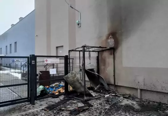 Nieznani sprawcy spalili lodówkę społeczną w Łodzi. "Komuś przeszkadzała"