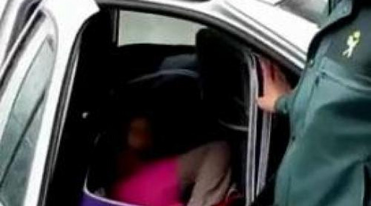 Bőröndben csempészte át a határon a kislányát! - Videó