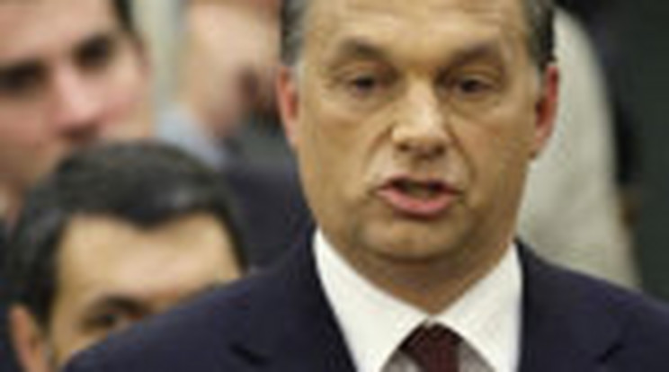 Tombol a válság, de hova tűnt Orbán?