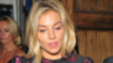 Sienna Miller w ciemnej kreacji w teatrze. Pasuje jej taka stylizacja?