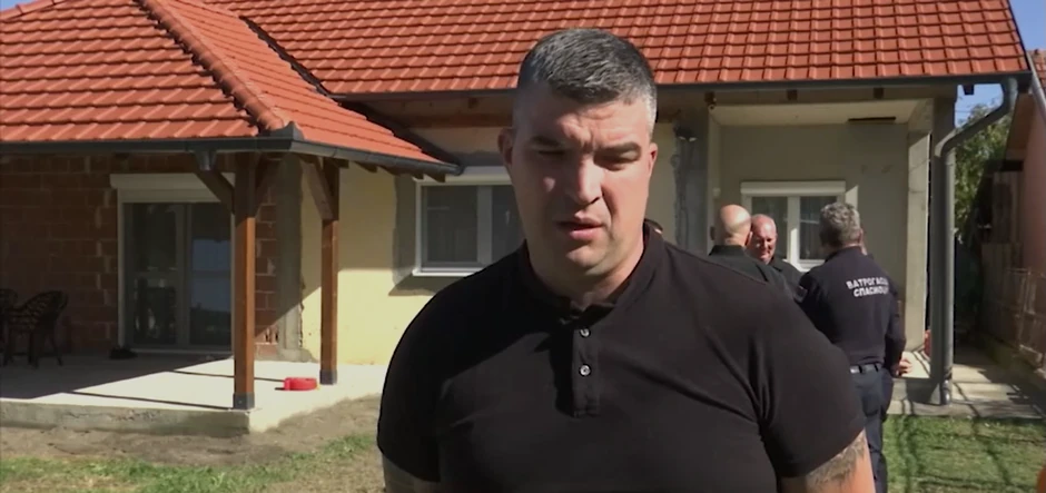 Marko Topličević, vatrogasac, renovirana kuća u pozadini