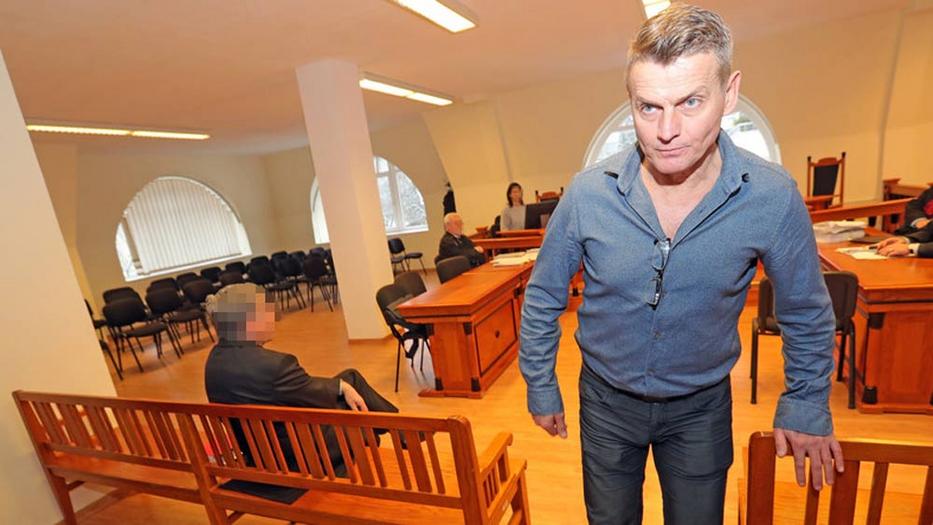 Rékasi Károly
felindultan távozott a tárgyalóteremből, miután a vádlott (balra, a padon ülve) szerinte nem kért tőle rendesen bocsánatot /Fotó: Gy. Balázs Béla
