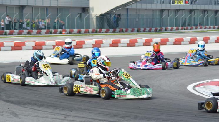 Az egyik legszebb európai versenypályán, az Adria Racewayen vette

kezdetét a hétvégén a Magyar Gokart Bajnokság /Fotó: Telek Petra