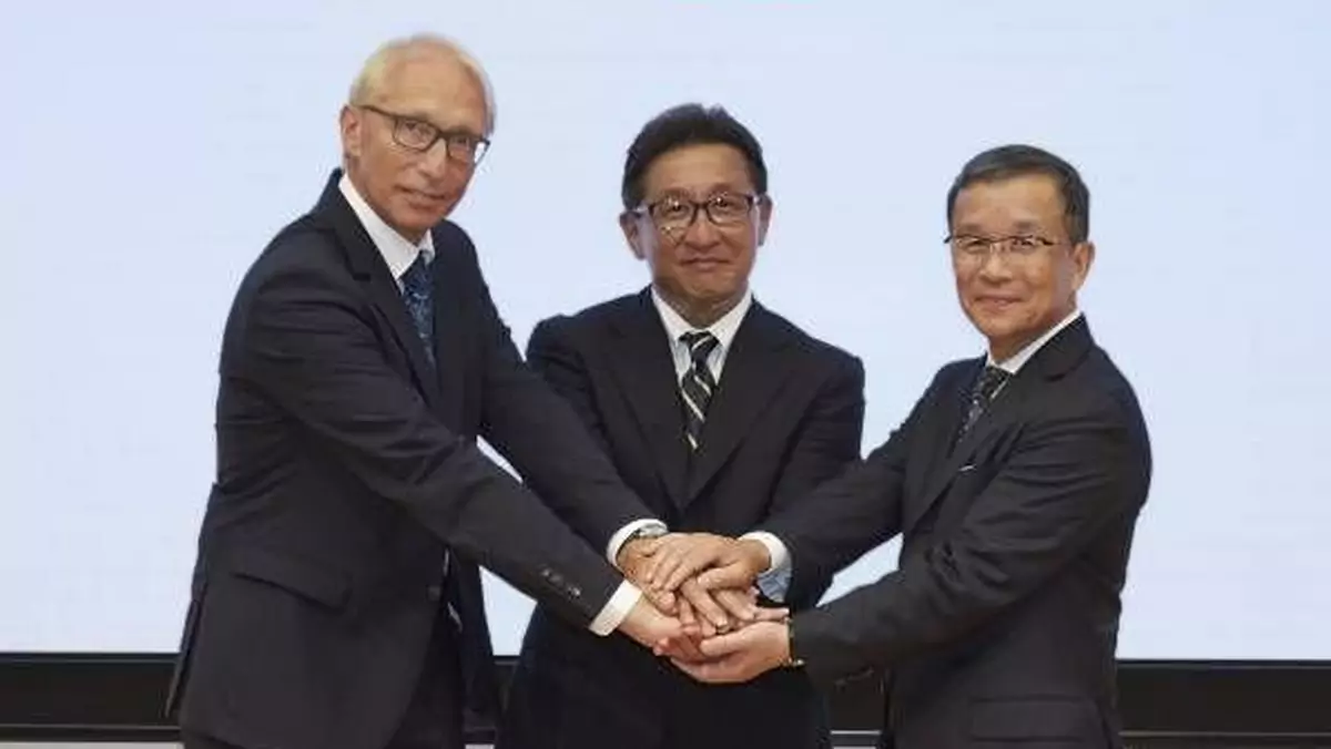 Karl Viktor Schaller (BMW), Tetsuo Suzuki (Honda Motor) i Takaaki Kimura (Yamaha Motor)