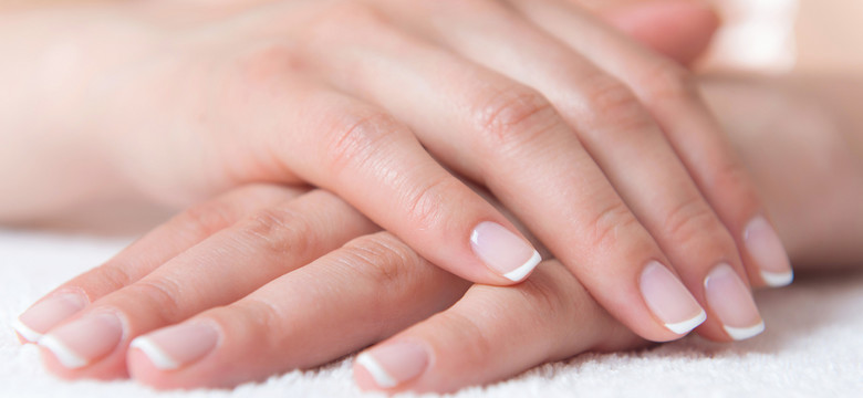 Masz problem z przesuszoną skórą dłoni? Wiele osób zapomina o tym zabiegu. Wykonasz go w domu