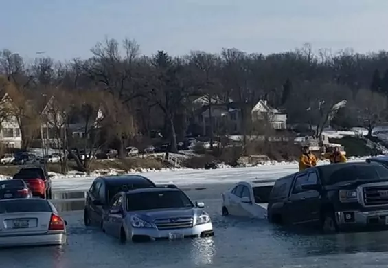 Zaparkowali samochody na zamarzniętym jeziorze. Po powrocie już ich nie znaleźli. 15 aut pod wodą!