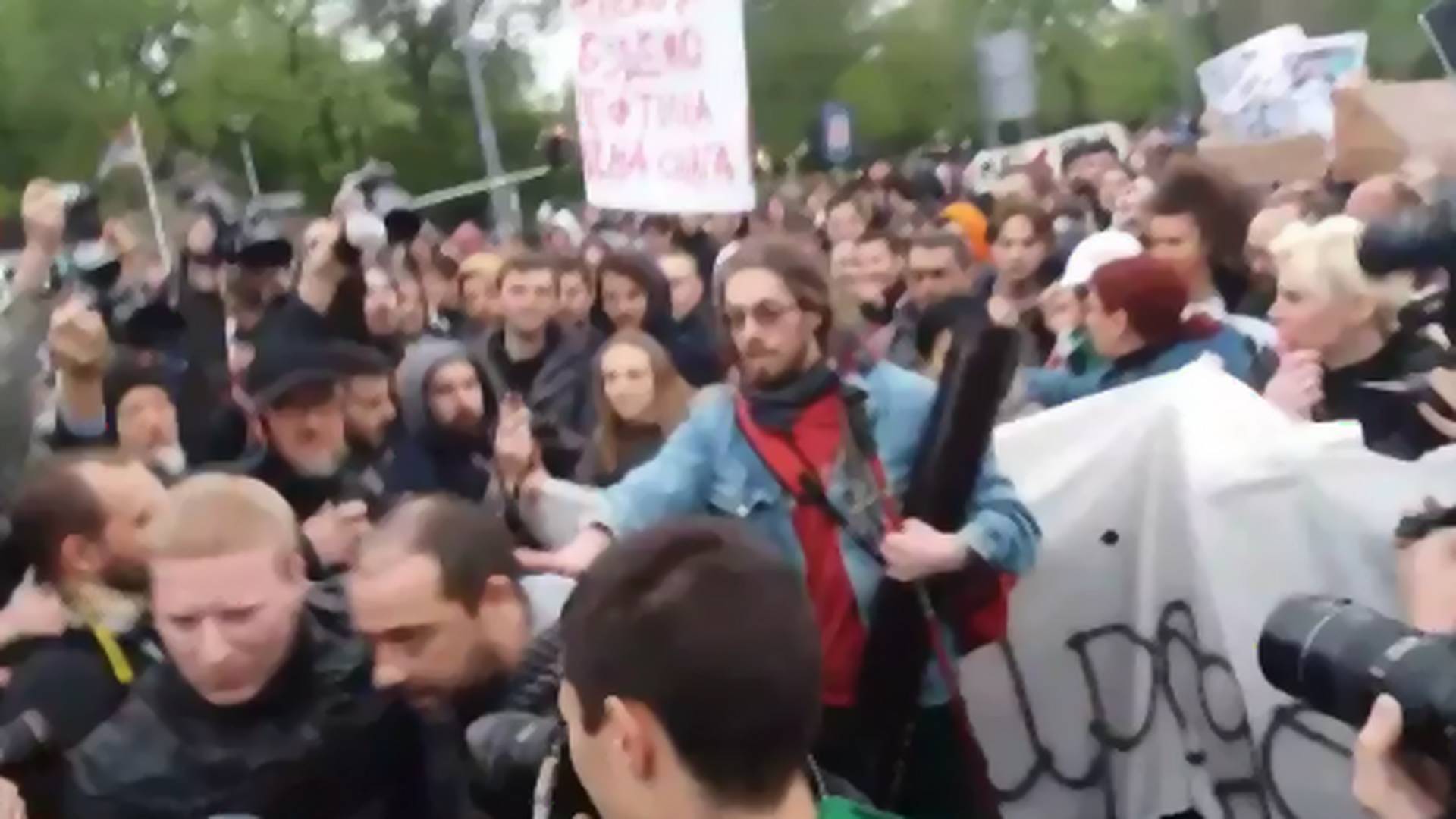 Studenti se posvađali na početku protesta oko glavnog transparenta