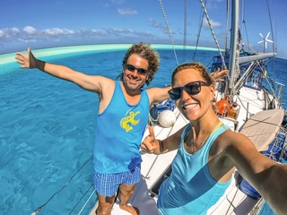 Ola, Michał i jacht Crystal na odludnym atolu Polinezji Francuskiej, lato 2019 r. 