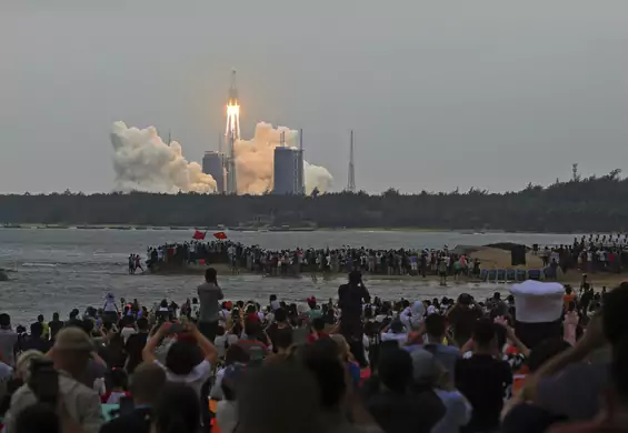 Niekontrolowana rakieta spadła do oceanu. NASA krytykuje Chiny za ryzyko tragedii