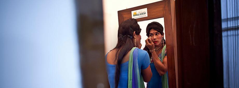 Hidźra, czyli osoba transpłciowa, przygotowuje się do pokazu talentów w ramach pionierskiego wydarzenia o nazwie Hijra Pride, 10 listopada 2014 r., Dhaka, Bangladesz