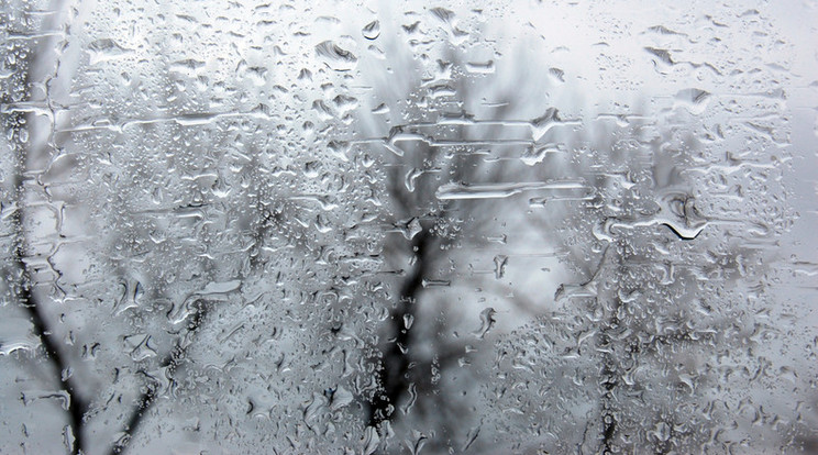 Az eső szinte elmosta a síneket / Illusztráció: Stock-image