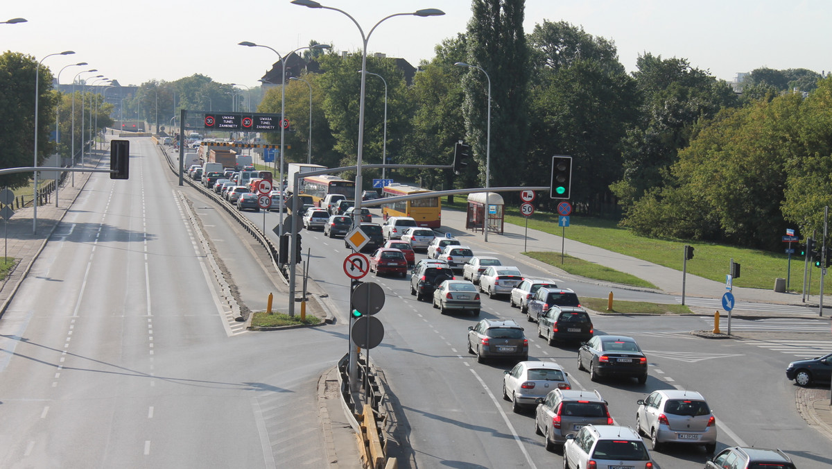 Setki kierowców jadących w poniedziałek rano do pracy przez Powiśle utknęło w gigantycznych korkach. Wciąż zamknięty jest bowiem tunel Wisłostrady i wciąż nie wiadomo, kiedy zostanie otwarty. Choć do awarii na budowie metra pod tunelem doszło już tydzień temu, wykonawcy II linii podziemnej kolejki jeszcze nie ustalili, jak rozwiążą ten problem. W związku z tym drogowcy wytyczyli objazdy zamkniętego tunelu. Nowa organizacja ruchu obowiązuje od weekendu.