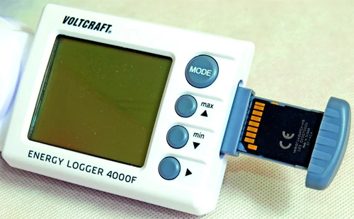 VOLTCRAFT ENERGY LOGGER 4000 wyposażono w gniazdo kart pamięci, za pomocą którego urządzenie zapisuje na nośnik monitorowane wartości