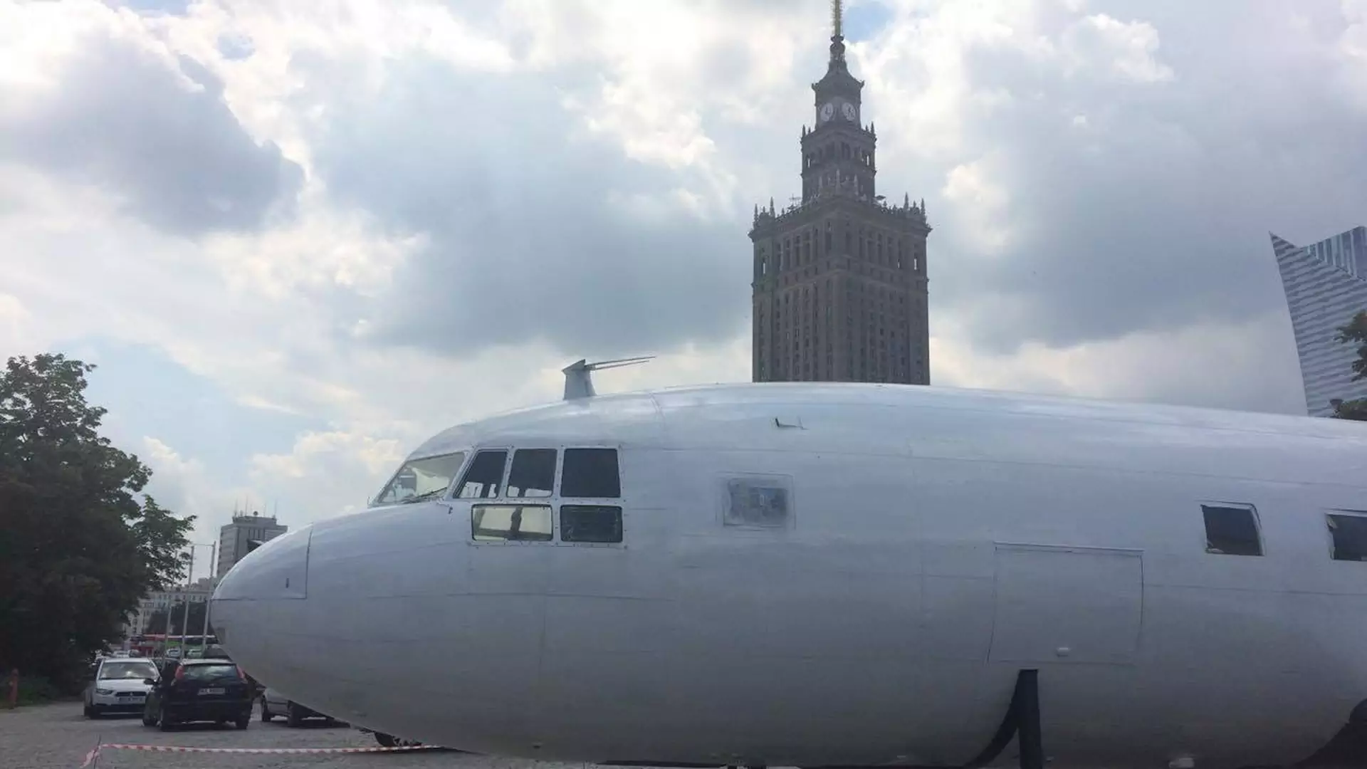 W centrum Warszawy obok budy z kebabem stanął nielegalny samolot. "To rewanż"