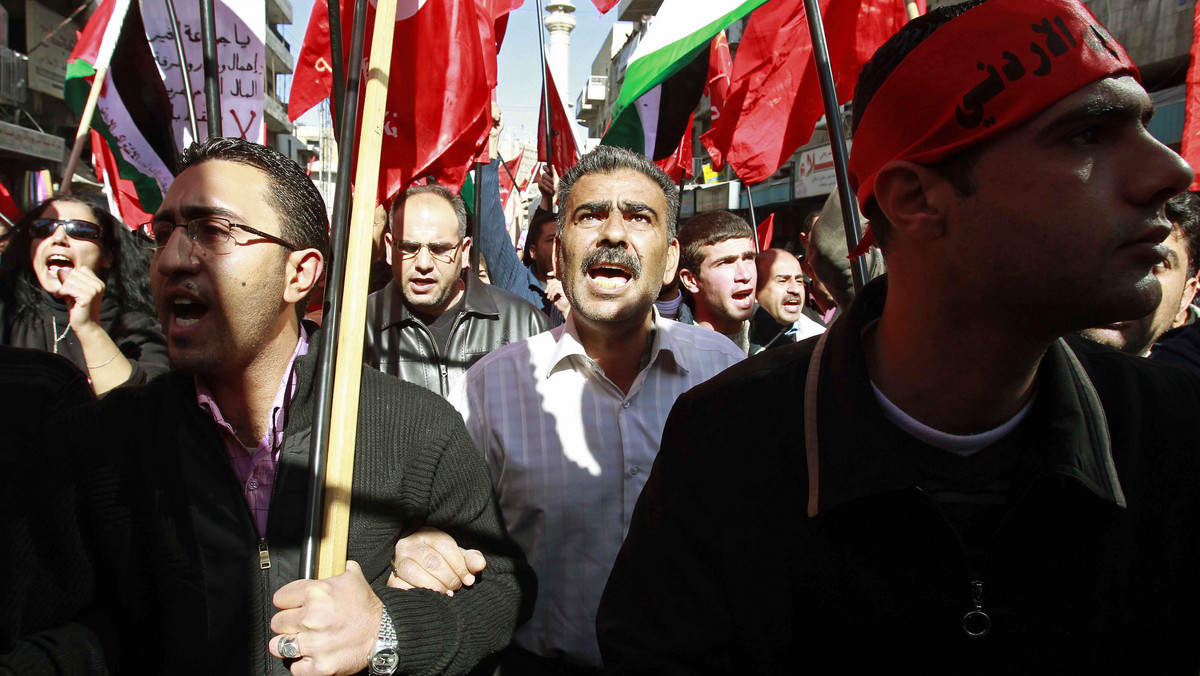 W Ammanie, Irbidzie i Karaku odbyły się kolejne demonstracje opozycji domagającej się ustąpienia jordańskiego rządu i premiera Samira Rafai i wyrażającej niezadowolenie z powodu rosnących cen, inflacji i bezrobocia.
