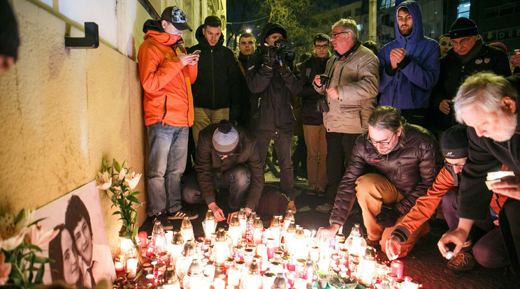 A kivégzett újságíróra és szerelmére Szlovákia-szerte több helyen is gyertyagyújtással emlékeztek meg rögtönzött emlékhelyeken a gyászolók /Fo­tó: MTI