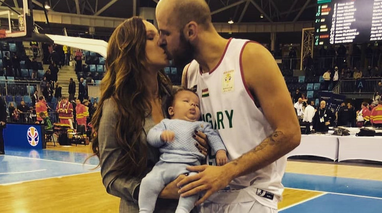 A válogatott kosárlabdázó Vojvoda Dávid boldog, 
hogy párjával átadhatják 
a karácsony meghittségét