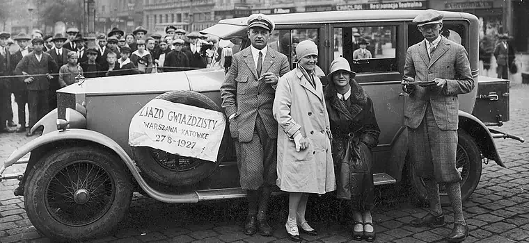 Rajdy samochodowe kobiet w II RP. "Kierowały jedną ręką, a w drugiej trzymały łyżkę z jajkiem" [ZDJĘCIA]