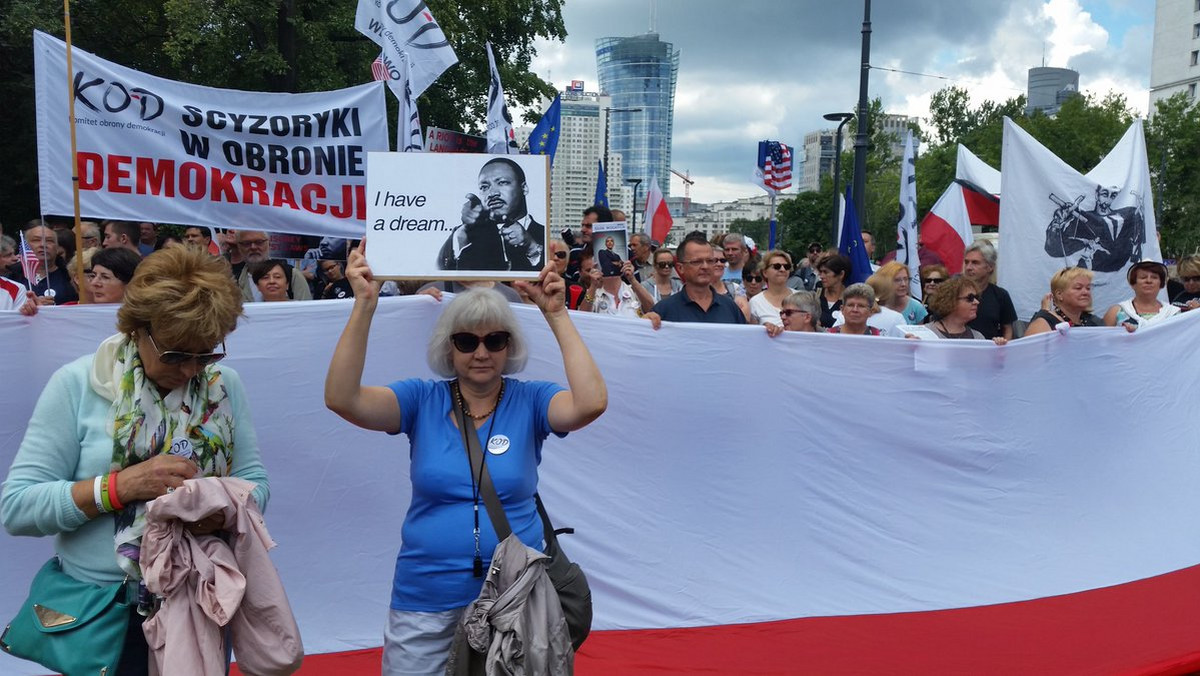 "I have a dream – Mam marzenie" – manifestację pod takim hasłem zorganizował w Warszawie Komitet Obrony Demokracji. Odbyła ją na dziś - a więc w czasie trwania szczytu NATO - przy okazji nadania jednemu ze stołecznych skwerów im. Martina Luthera Kinga. Celem manifestacji było "uczczenie wielkiego Amerykanina i wyrażenie sprzeciwu wobec łamania takich wartości jak wolność, równość i demokracja".