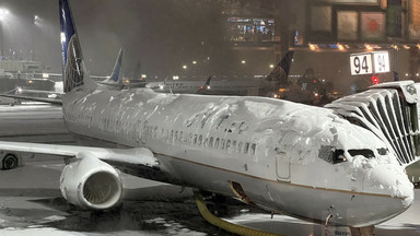 Odwołują kolejne tysiące lotów. Śnieżyca paraliżuje USA