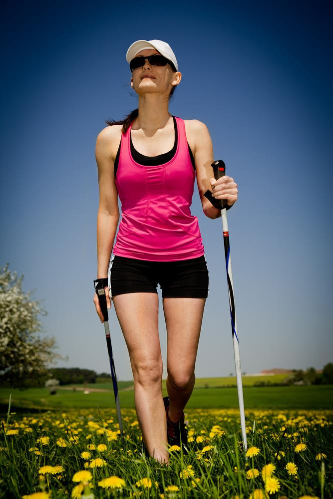 Nordic walking, czyli maszerowanie z kijkami, uaktywnia aż 90 proc. mięśni ciała.