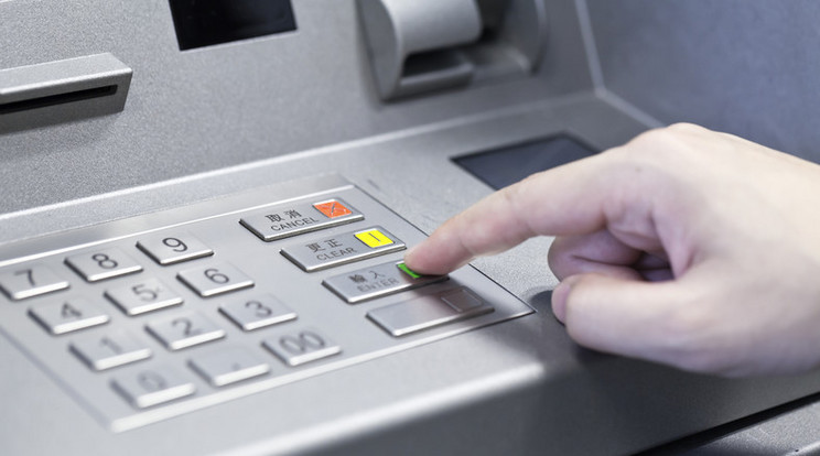 Az intelligens ATM-készülékek a fülhallgató csatlakoztatását követően automatikusan „beszélő” üzemmódra váltanak /Illusztráció: Northfoto