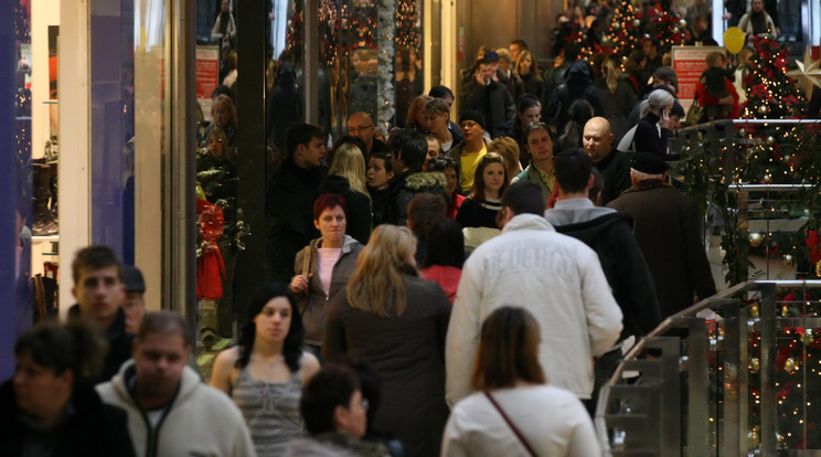Eddig is tömegek árasztották el a boltokat a karácsony
előtti utolssó napokban.
Ez most durvább lehet  /Fotó: RAS