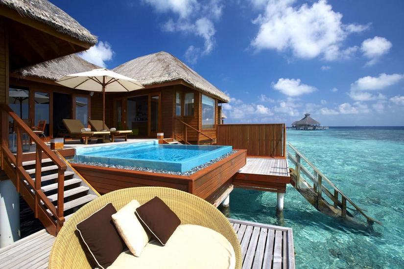 Hotel Huvafen Fushi Maldives - taras z basenem