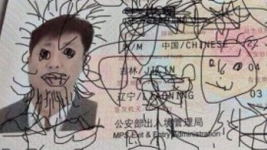 Chińczyk utknął w Korei po tym, gdy syn zniszczył mu paszport