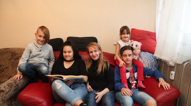 Edőcs Edina főállású édesanya és gyermekei, Noel (9) , Ramóna (15) Ármin (14) és Jázmin (6). A hatóás munka megszűnése után  jól jönne a 240 ezres támogatás a családnak /Fotó: Pozsonyi Zita
