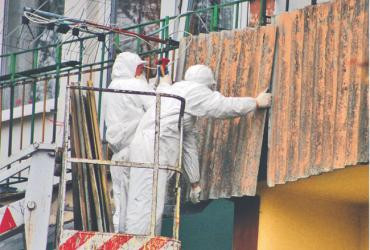 Wyspecjalizowana firma usuwa azbestowe płyty z balkonów w Radomiu