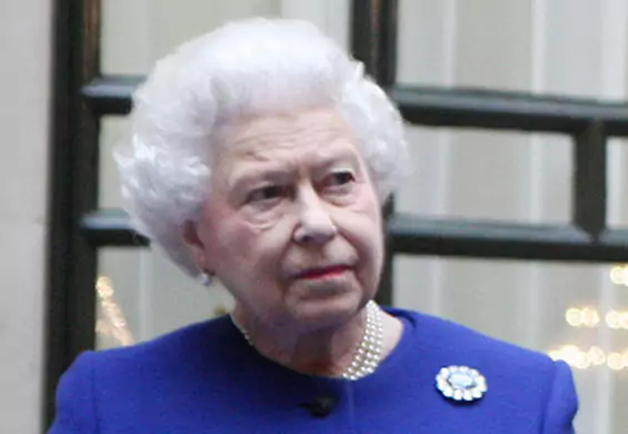 Królowa Elżbieta II ma tajny profil na Facebooku. Do czego go używa?
