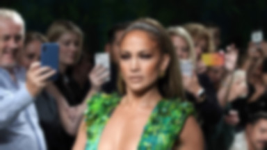 Jennifer Lopez w kreacji sprzed dwóch dekad. Odsłoniła wszystko, a na widok jej ciała nawet kobiety straciły głowę